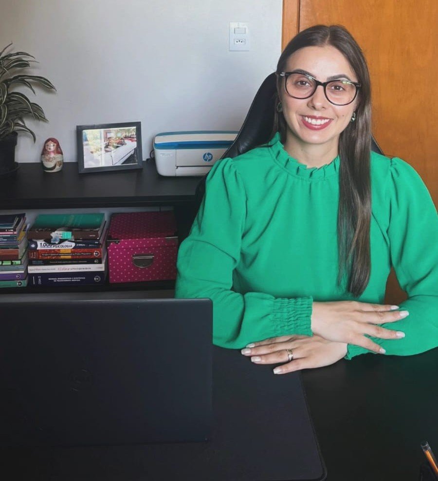 Maitê Steffani em seu espaço de trabalho